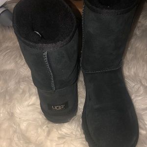 Black Uggs classic short